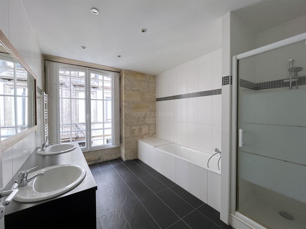 apartment 6 rooms for rent on BORDEAUX (33000)