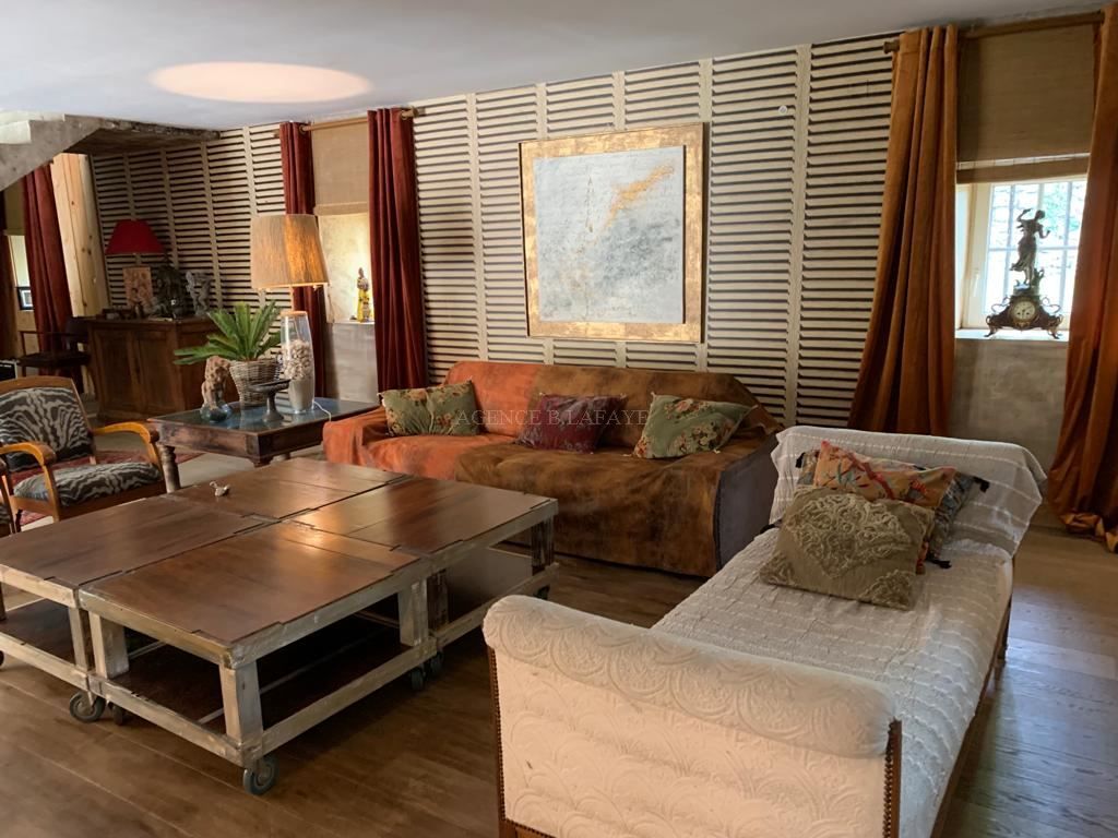 property 20 rooms for sale on BORDEAUX (33000)