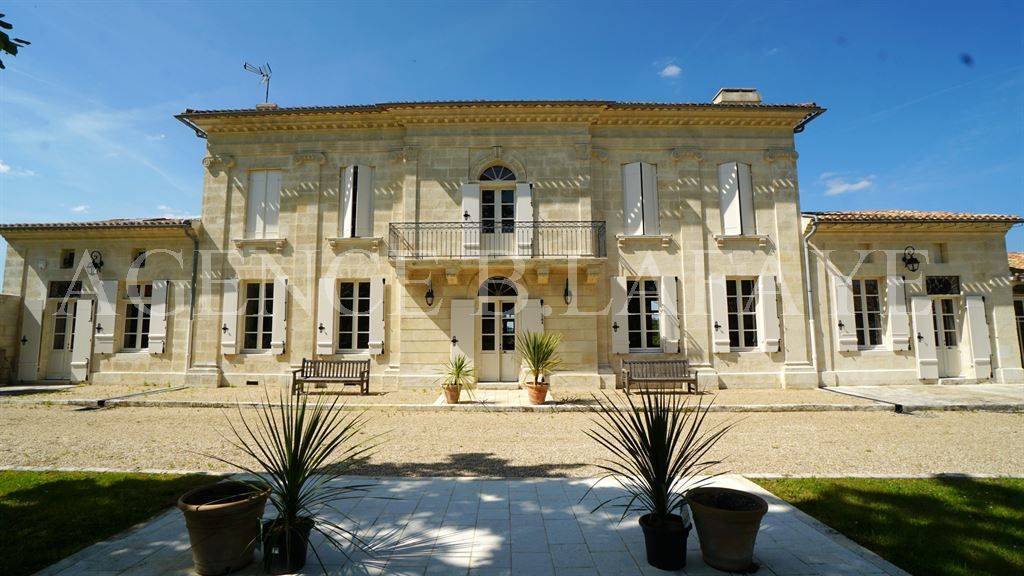 mansion 12 rooms for sale on BORDEAUX (33000)