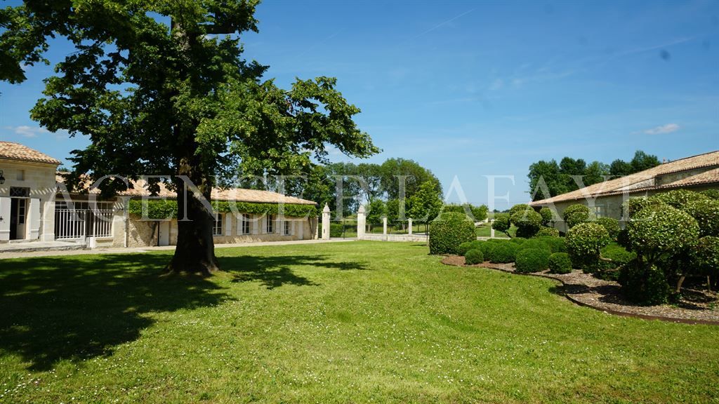 mansion 12 rooms for sale on BORDEAUX (33000)