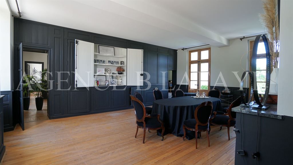 mansion 12 rooms for sale on BORDEAUX (33000)