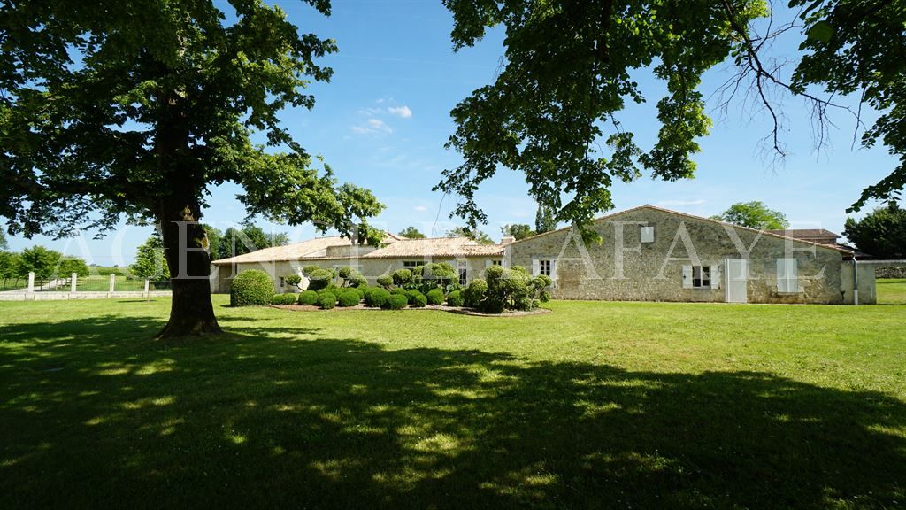 mansion 12 rooms for sale on BORDEAUX (33000)