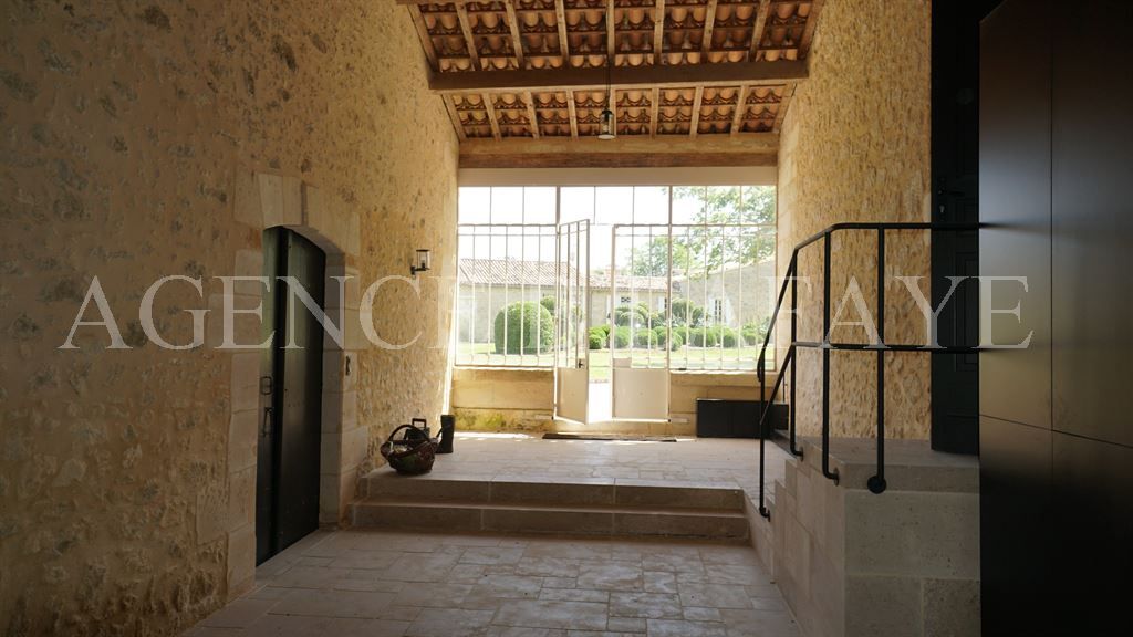 mansion 12 rooms for sale on BORDEAUX (33000)