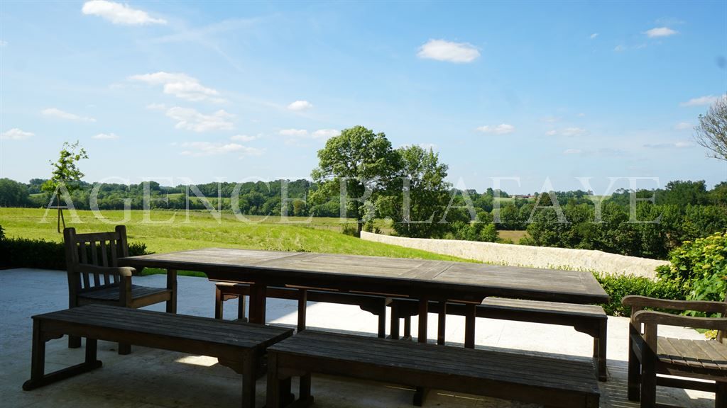 mansion 12 rooms for sale on BORDEAUX (33000)