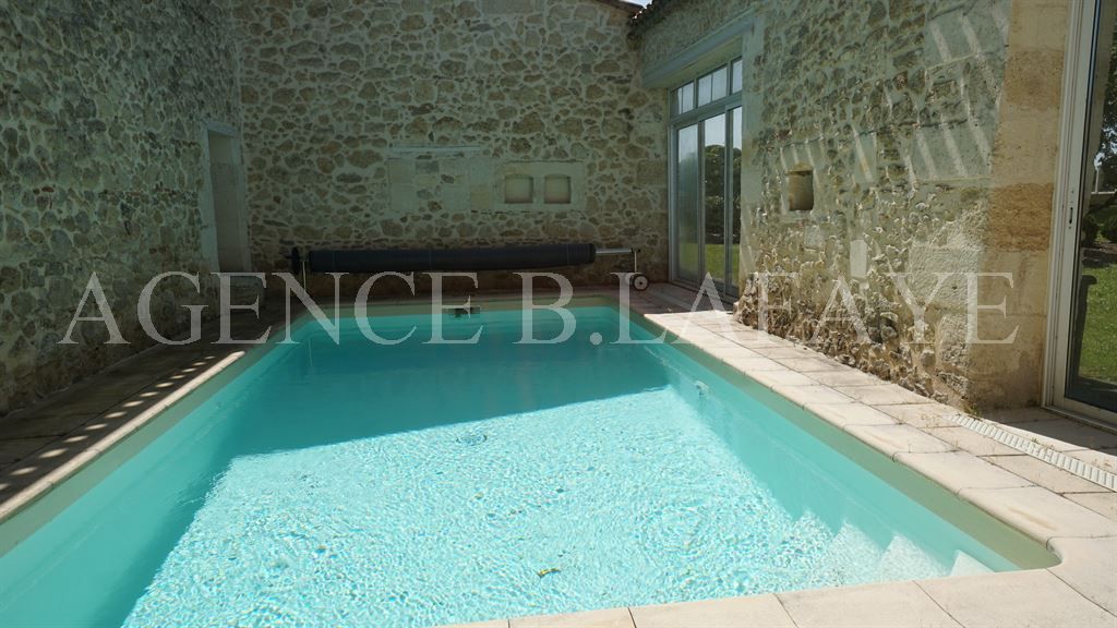 mansion 12 rooms for sale on BORDEAUX (33000)