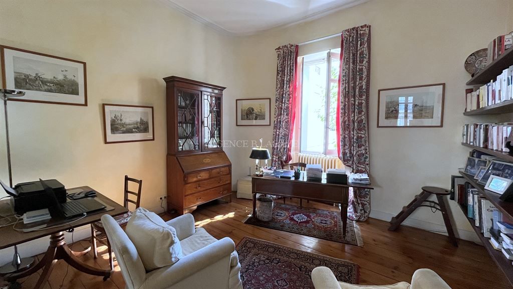house 7 rooms for sale on BORDEAUX (33000)