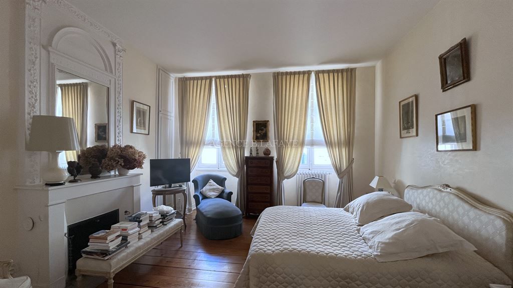 house 7 rooms for sale on BORDEAUX (33000)