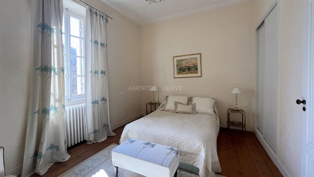 house 7 rooms for sale on BORDEAUX (33000)