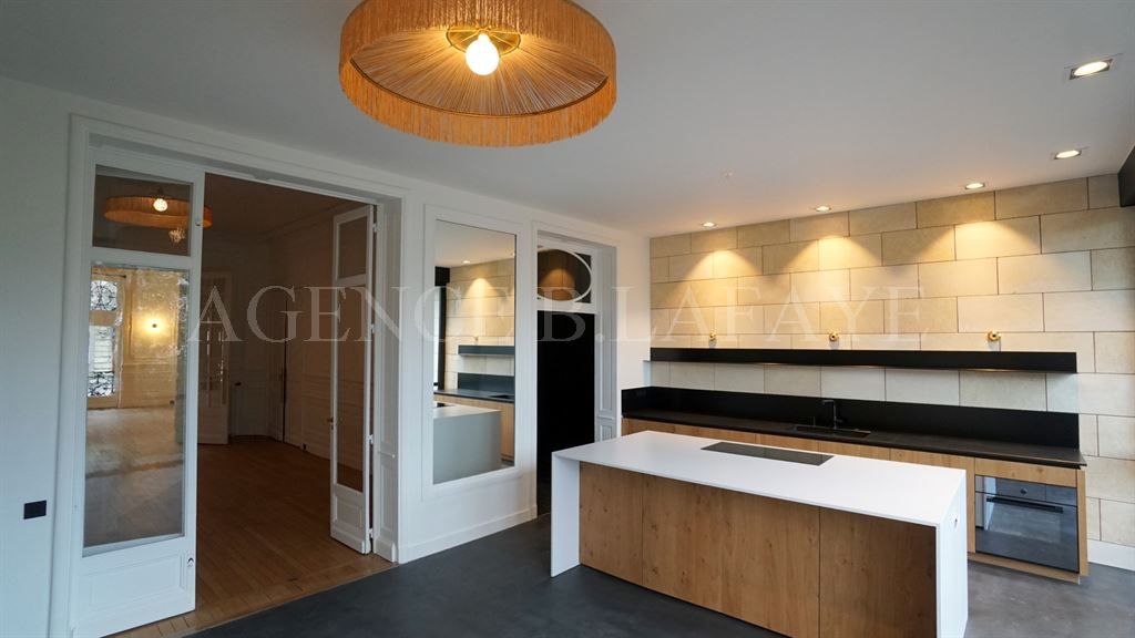 house 10 rooms for rent on BORDEAUX (33000)