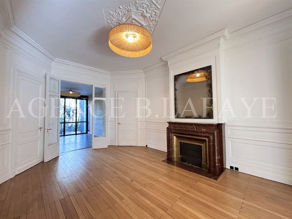 house 10 rooms for rent on BORDEAUX (33000)