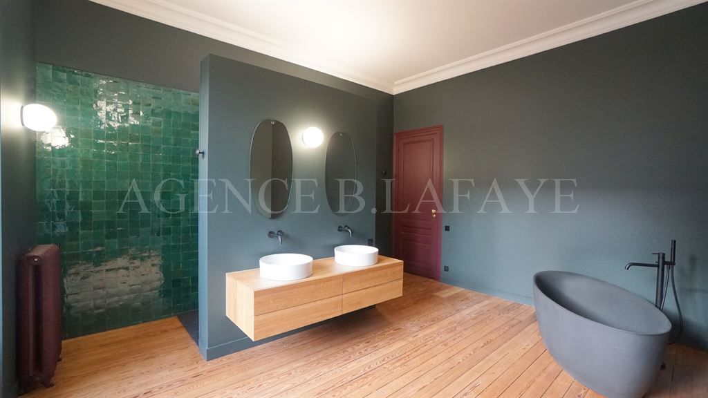 house 10 rooms for rent on BORDEAUX (33000)