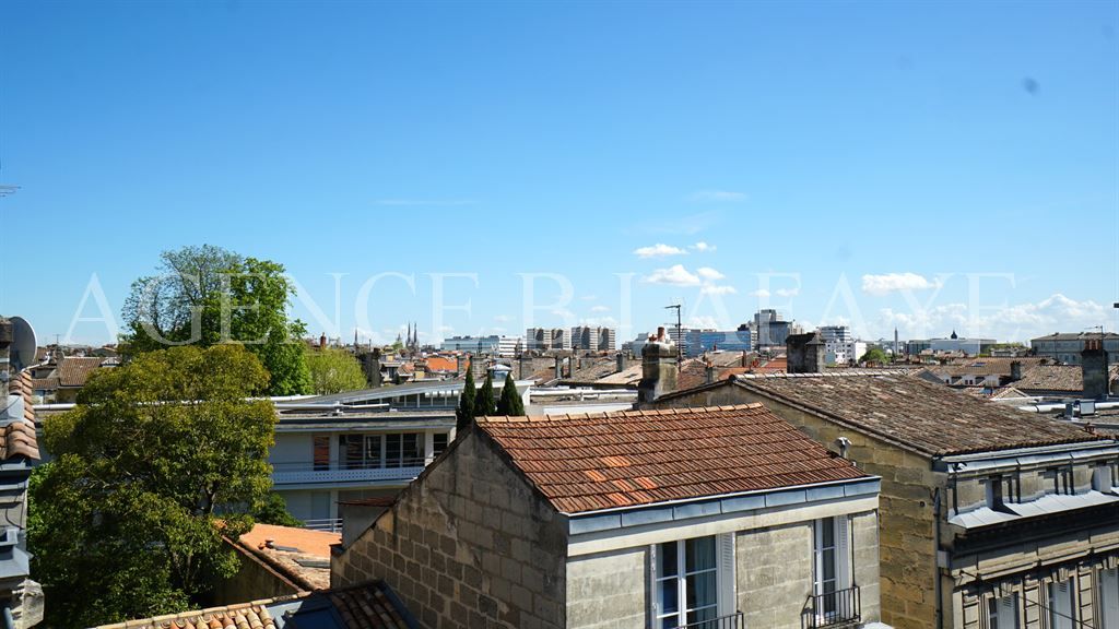 apartment 4 rooms for sale on BORDEAUX (33000)