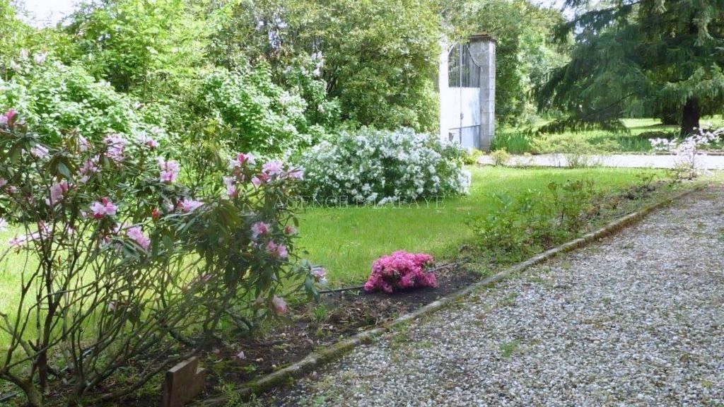 mansion 13 rooms for sale on BORDEAUX (33000)