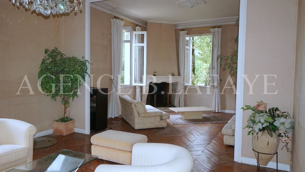 mansion 13 rooms for sale on BORDEAUX (33000)