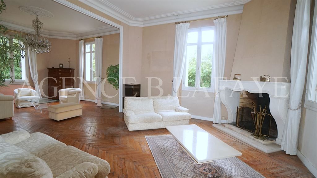 mansion 13 rooms for sale on BORDEAUX (33000)