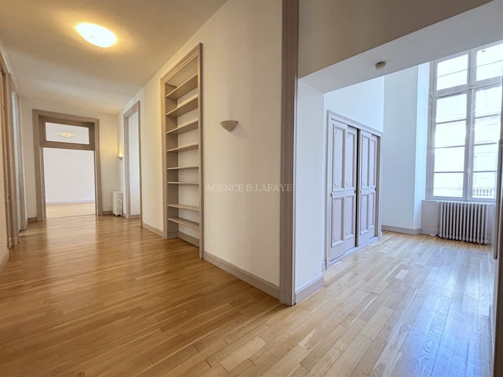apartment 5 rooms for sale on BORDEAUX (33000)