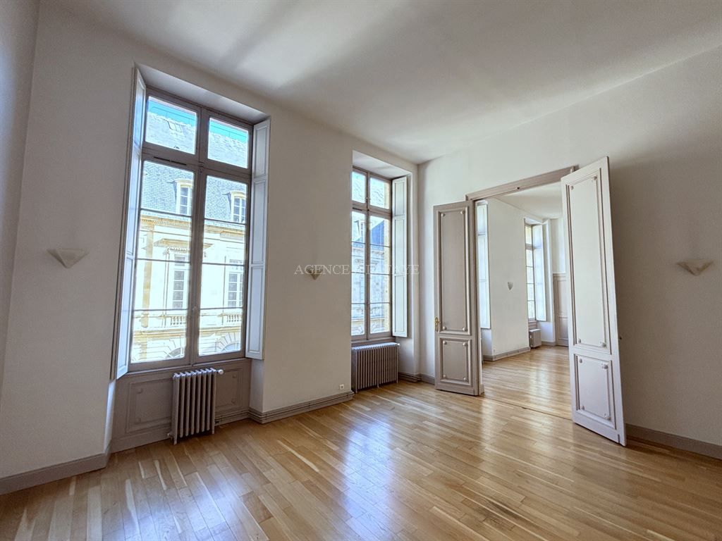 apartment 5 rooms for sale on BORDEAUX (33000)