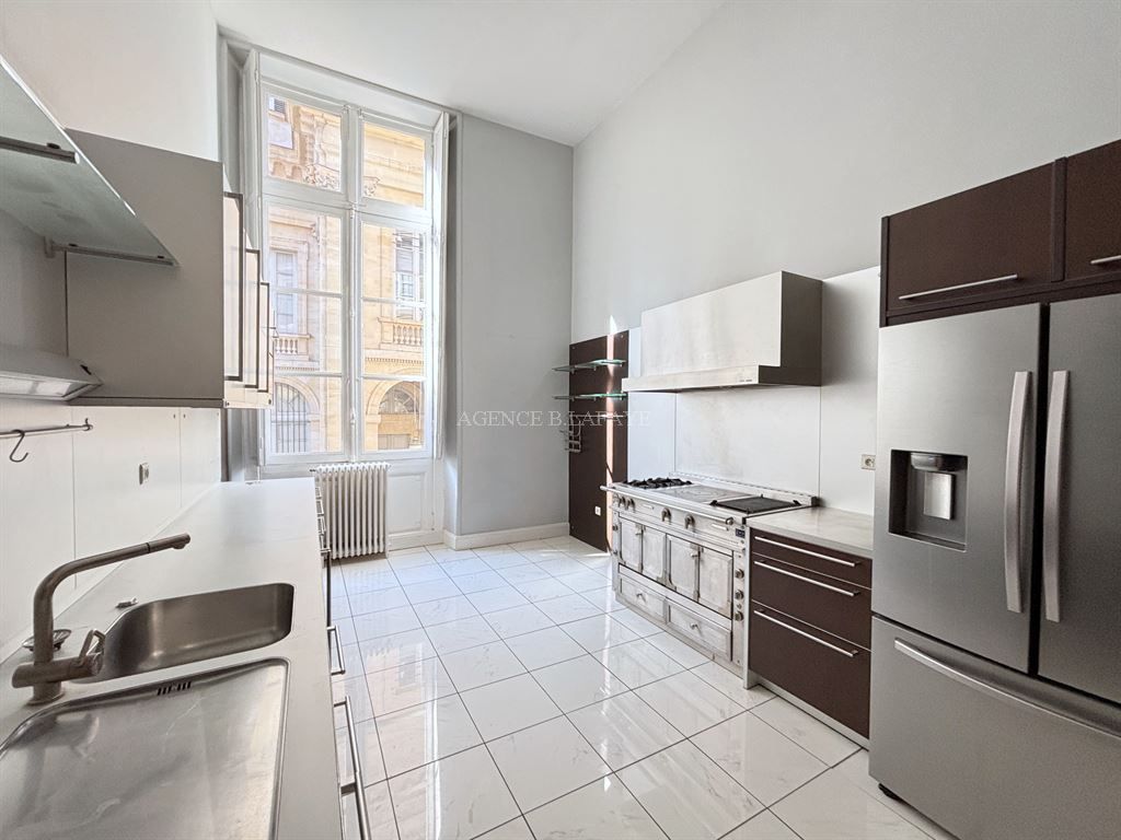 apartment 5 rooms for sale on BORDEAUX (33000)