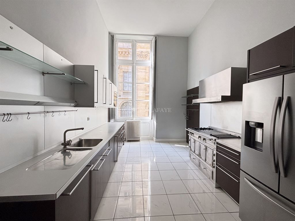 apartment 5 rooms for sale on BORDEAUX (33000)