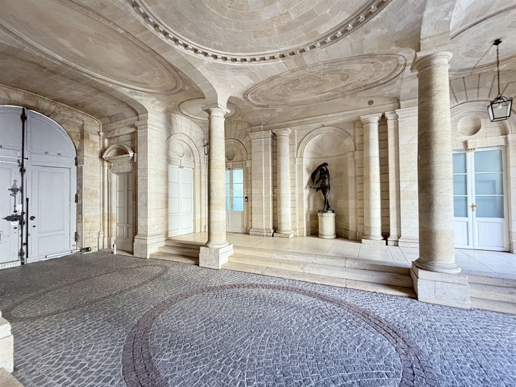 apartment 5 rooms for sale on BORDEAUX (33000)