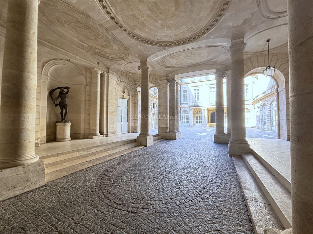 apartment 5 rooms for sale on BORDEAUX (33000)