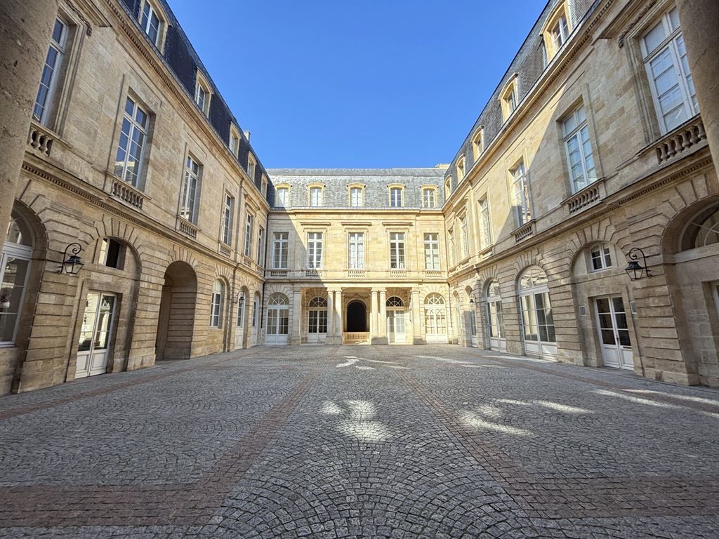 apartment 5 rooms for sale on BORDEAUX (33000)