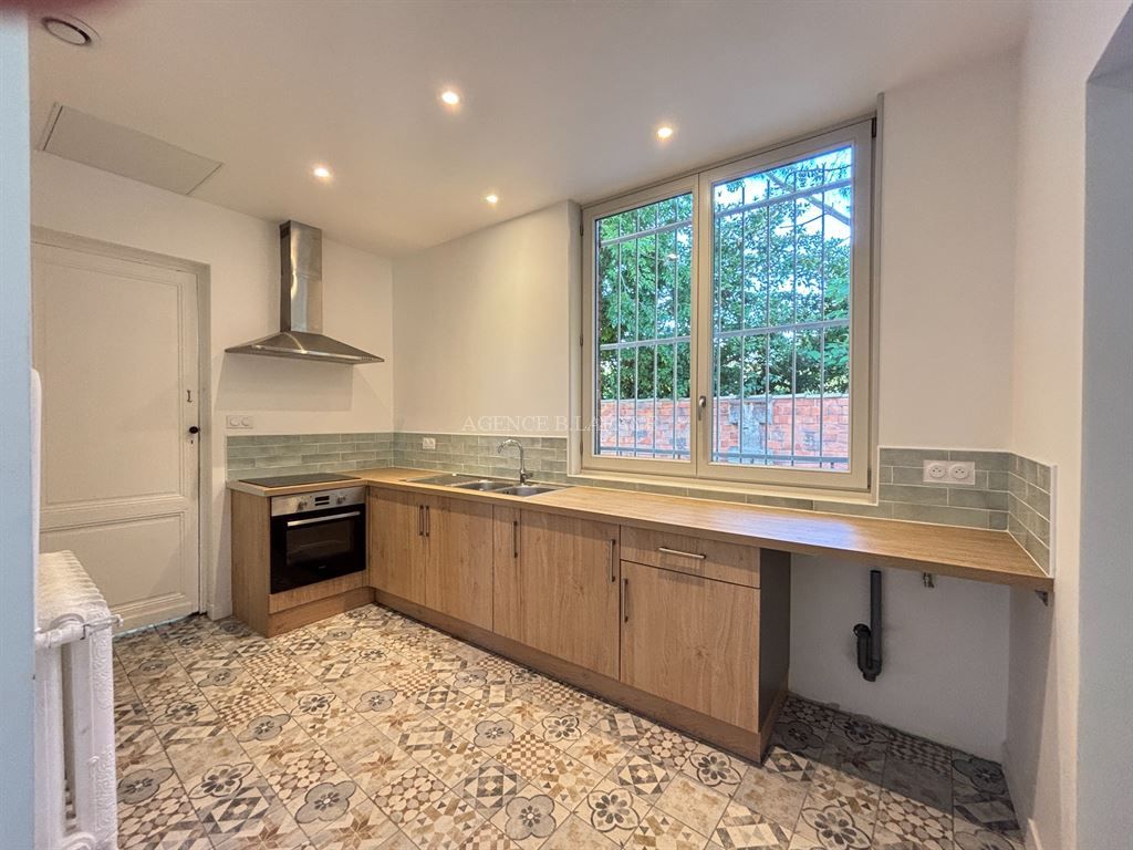 house 9 rooms for rent on BORDEAUX (33000)