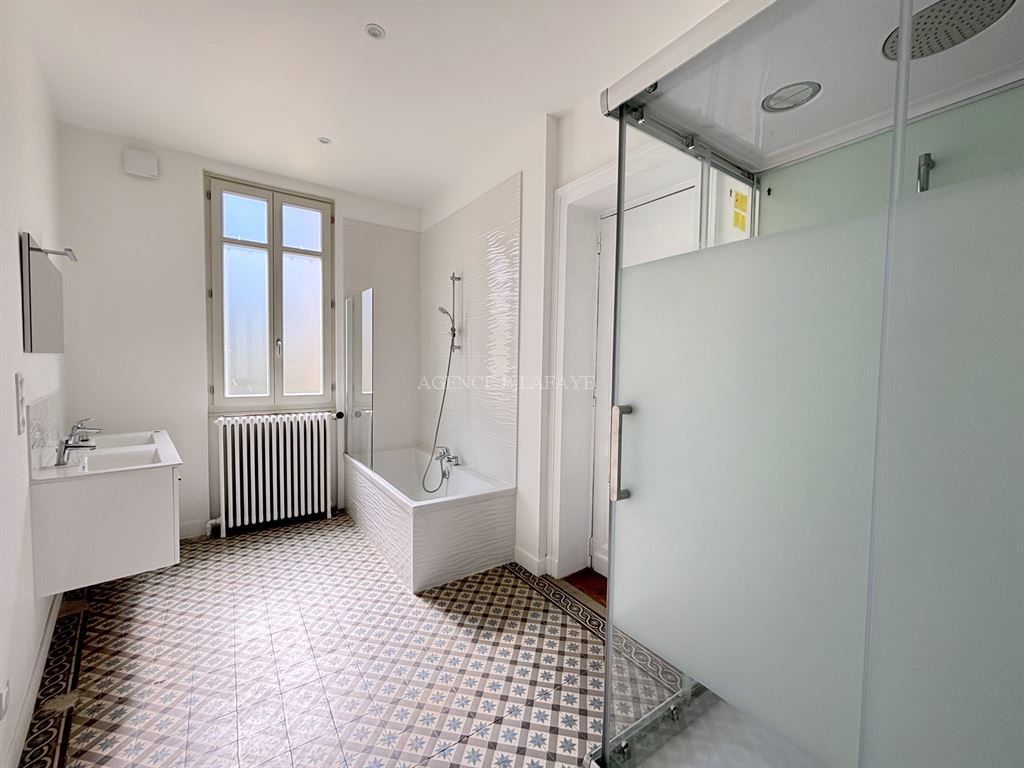 house 9 rooms for rent on BORDEAUX (33000)