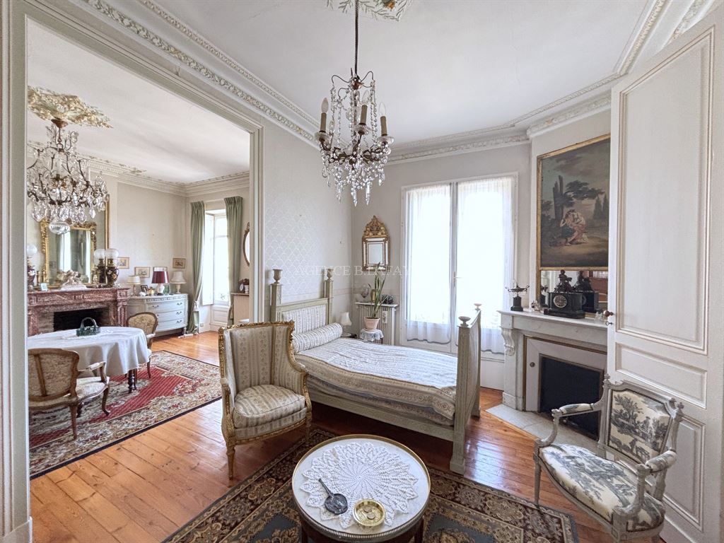 apartment 4 rooms for sale on BORDEAUX (33000)