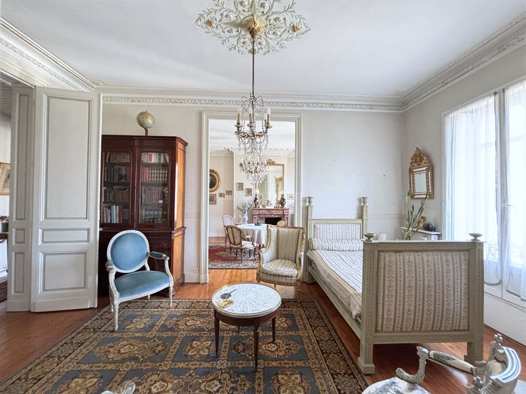 apartment 4 rooms for sale on BORDEAUX (33000)