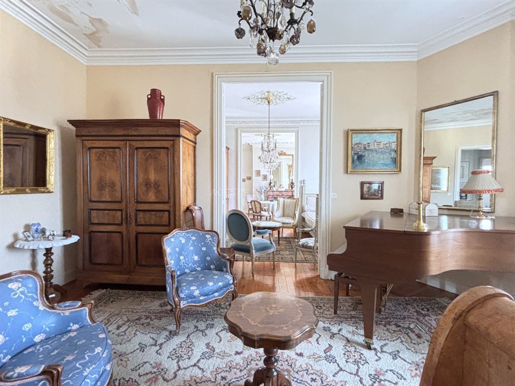 apartment 4 rooms for sale on BORDEAUX (33000)