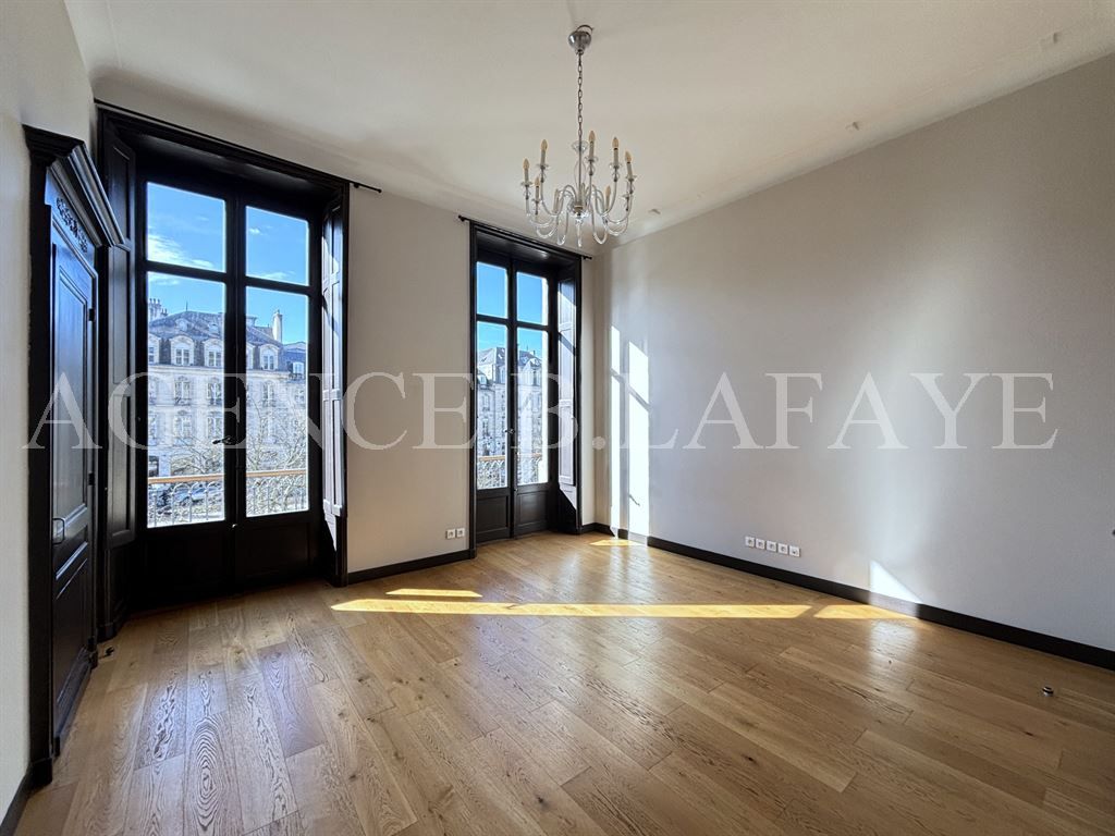 apartment 7 rooms for rent on BORDEAUX (33000)