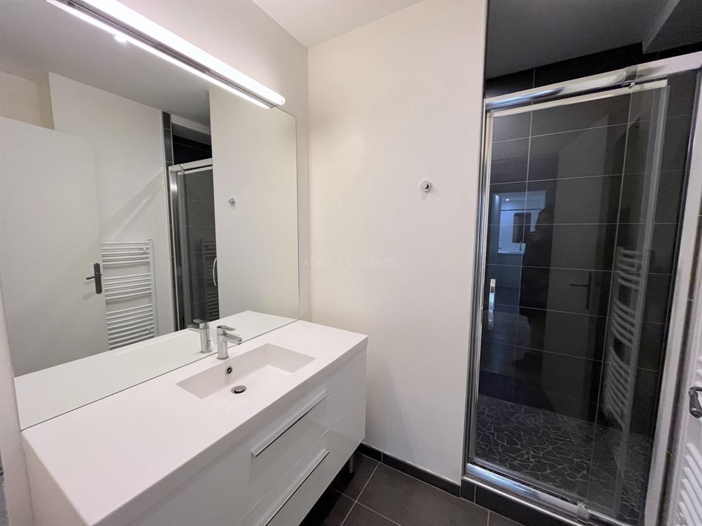 apartment 7 rooms for rent on BORDEAUX (33000)