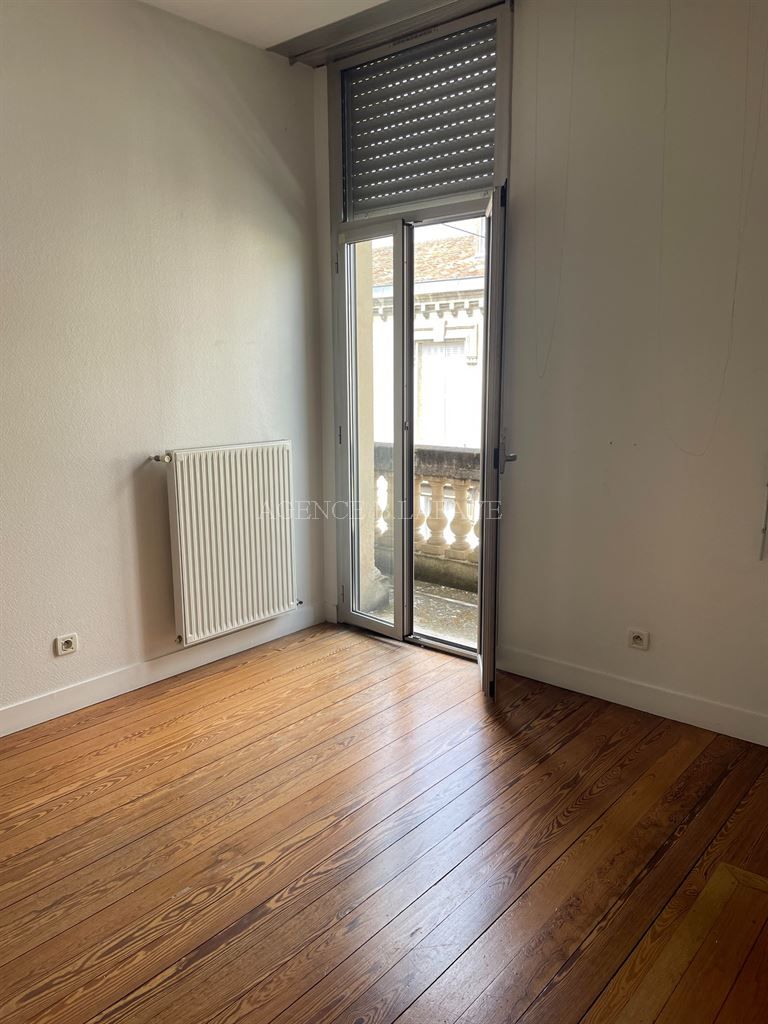 house 6 rooms for sale on BORDEAUX (33000)