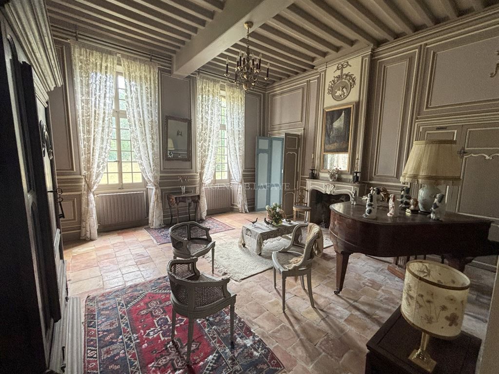 property 25 rooms for sale on BORDEAUX (33000)