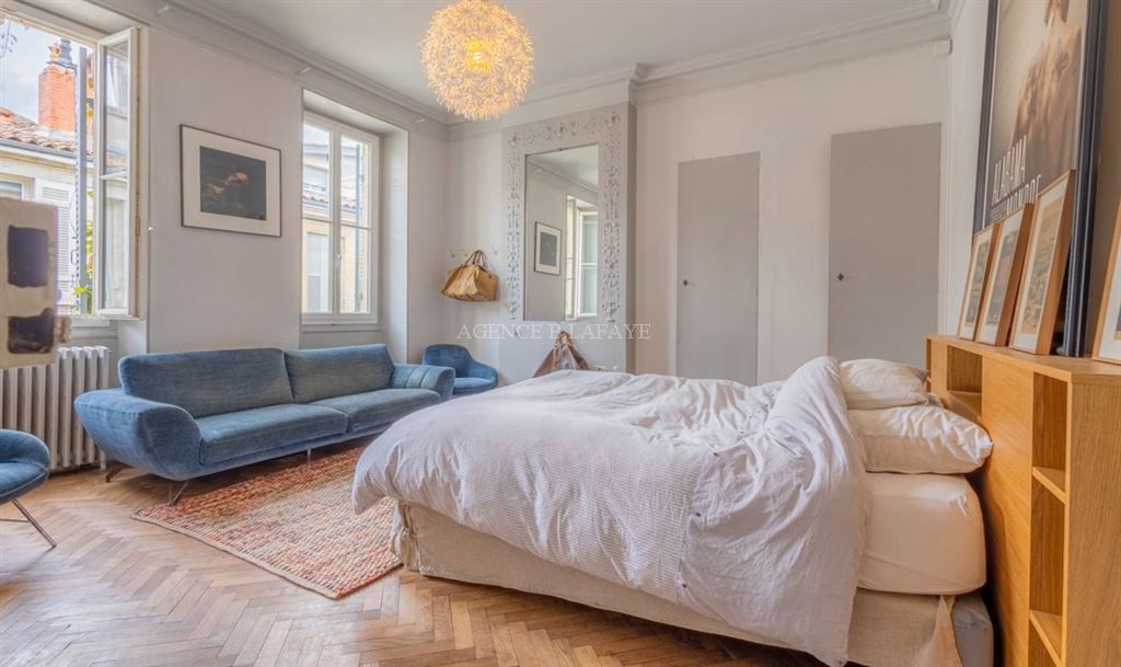 house 6 rooms for sale on BORDEAUX (33000)
