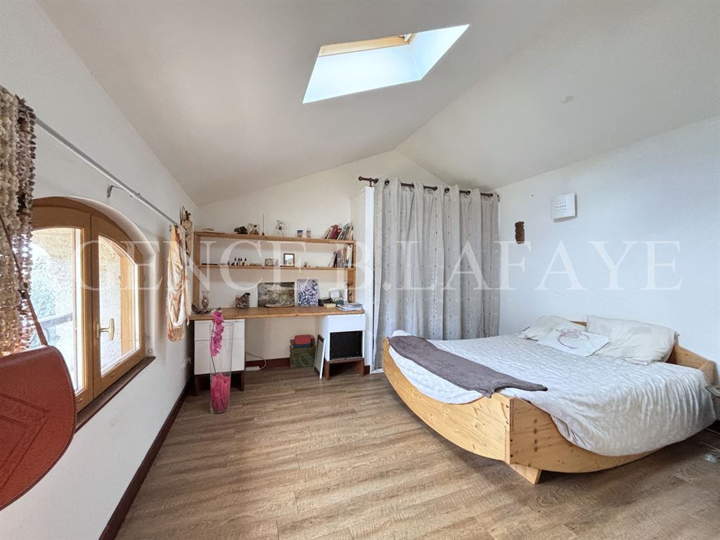 house 5 rooms for sale on BORDEAUX (33000)