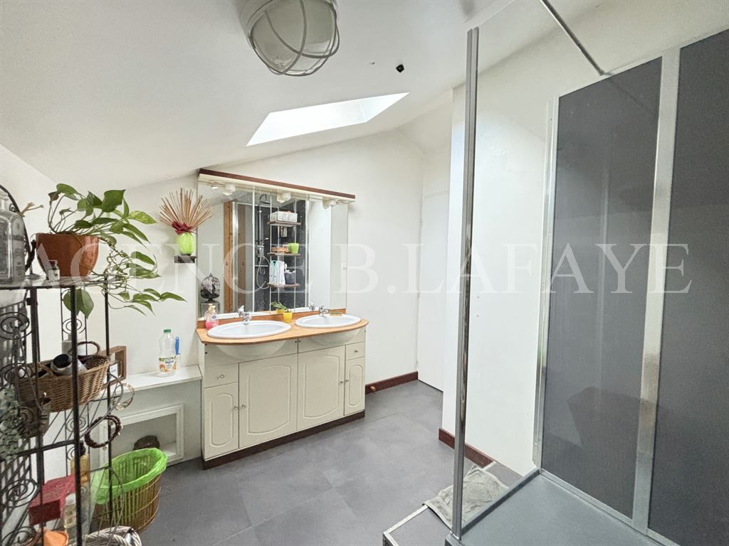 house 5 rooms for sale on BORDEAUX (33000)