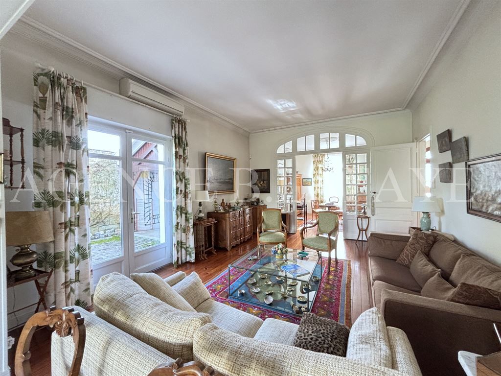 house 7 rooms for sale on BORDEAUX (33000)