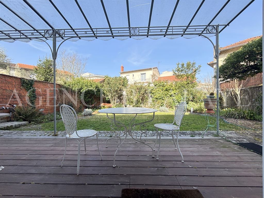 house 7 rooms for sale on BORDEAUX (33000)