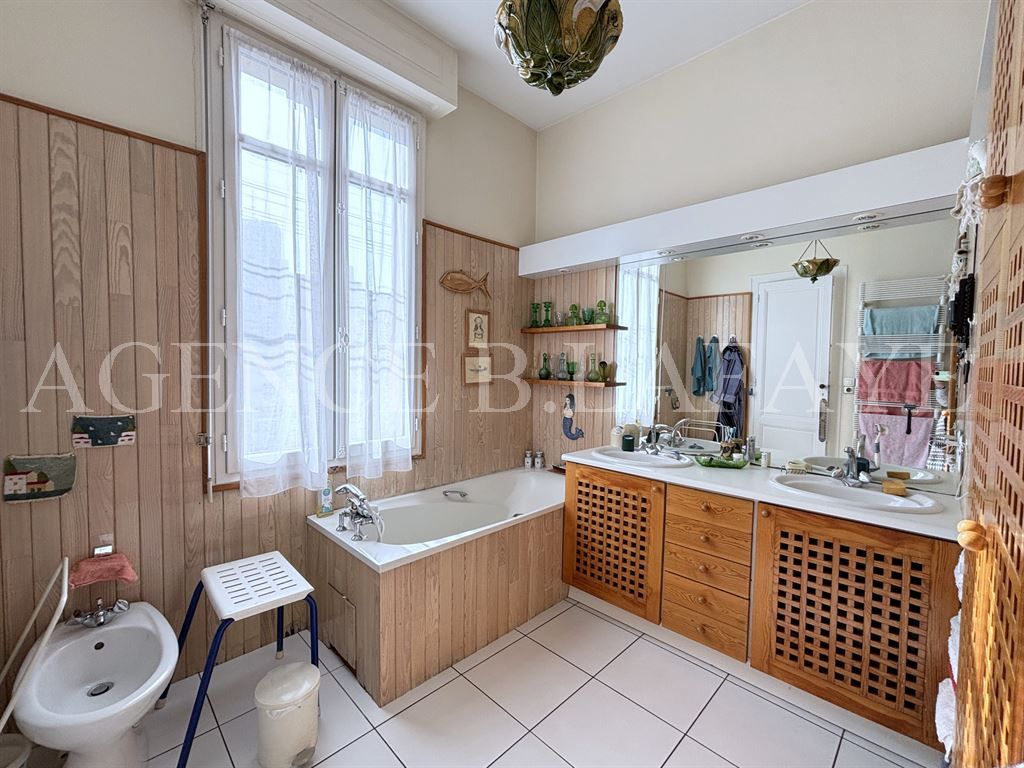 house 7 rooms for sale on BORDEAUX (33000)