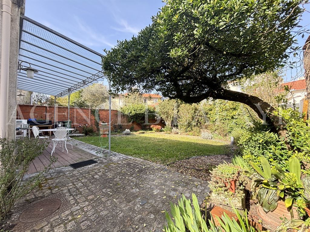 house 7 rooms for sale on BORDEAUX (33000)