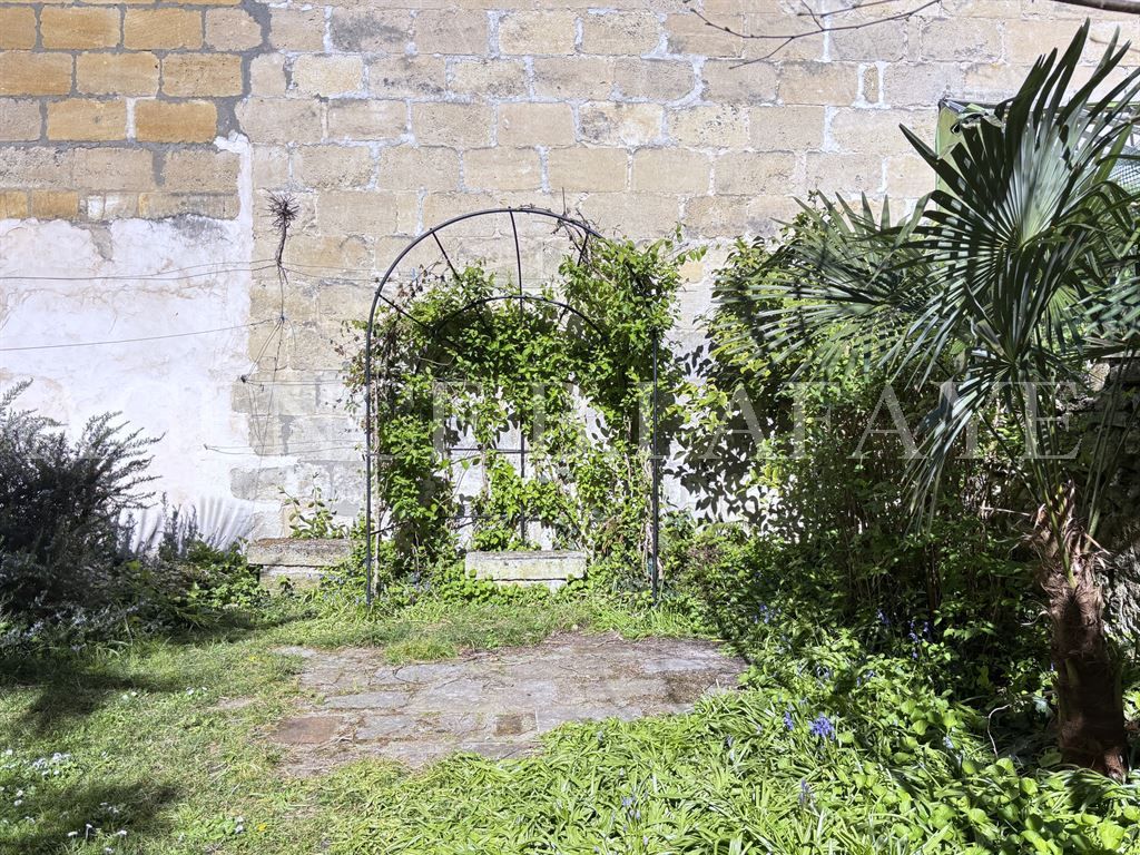 house 7 rooms for sale on BORDEAUX (33000)