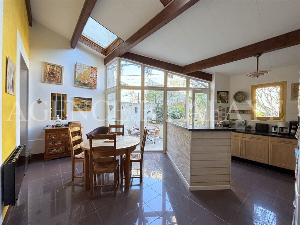 house 7 rooms for sale on BORDEAUX (33000)