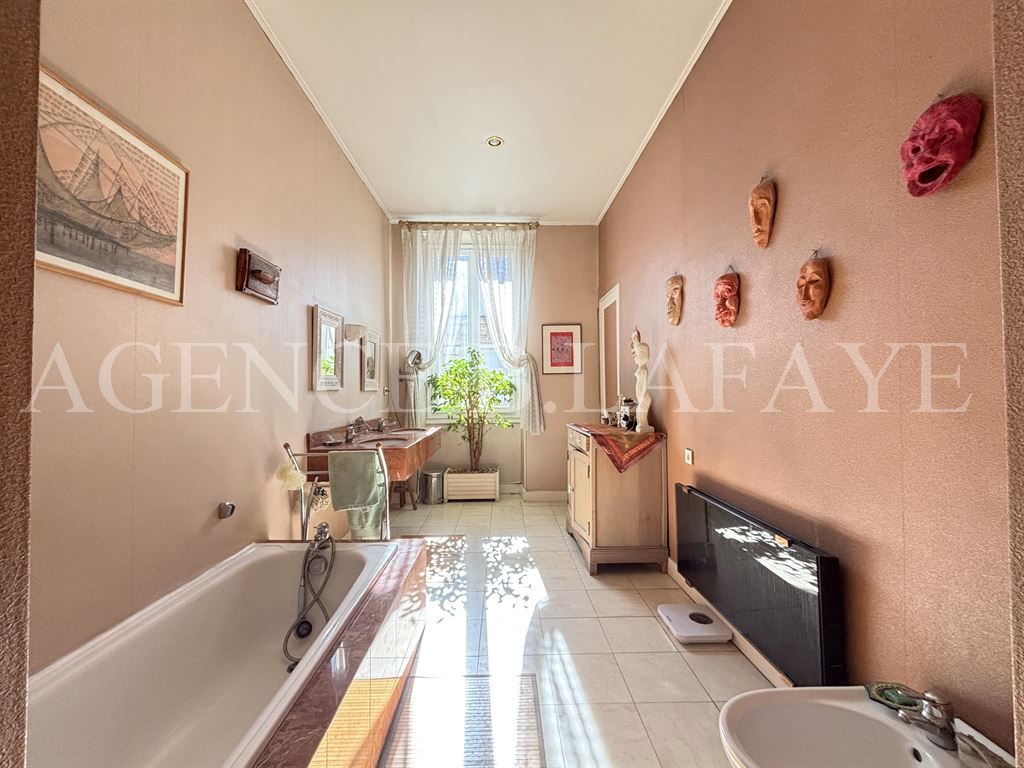 house 7 rooms for sale on BORDEAUX (33000)