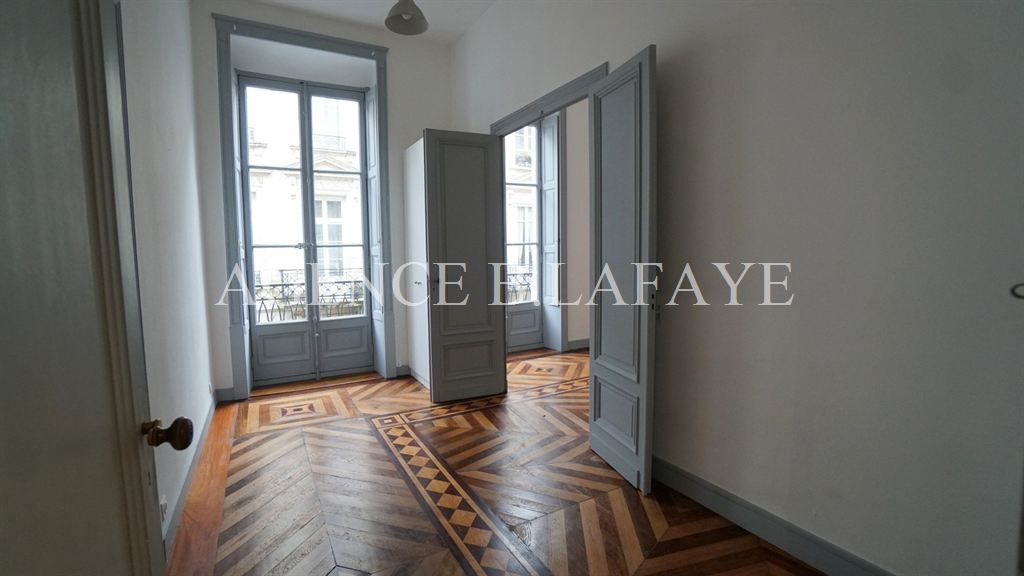 apartment 3 rooms for sale on BORDEAUX (33000)