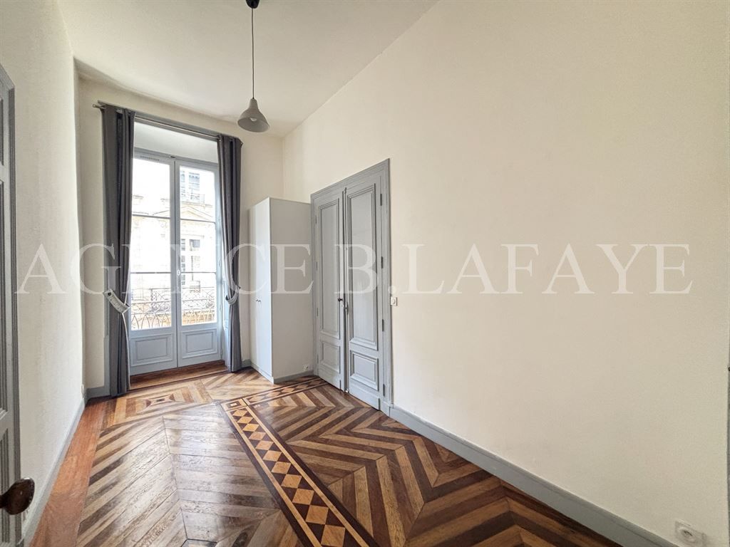 apartment 3 rooms for sale on BORDEAUX (33000)