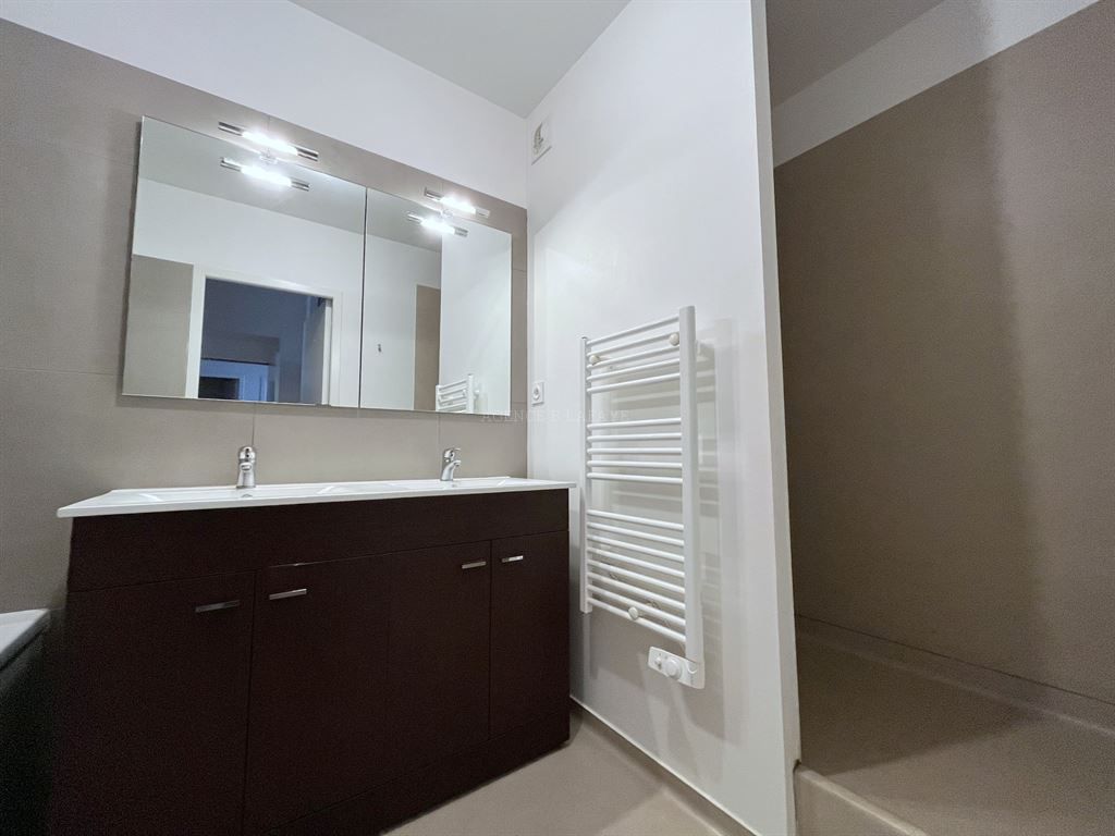 apartment 5 rooms for rent on BORDEAUX (33000)