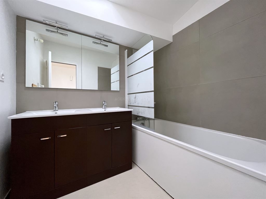 apartment 5 rooms for rent on BORDEAUX (33000)