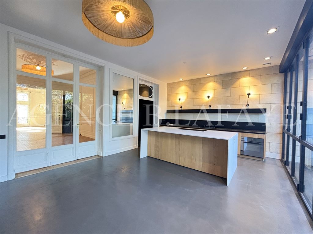 house 10 rooms for rent on BORDEAUX (33000)